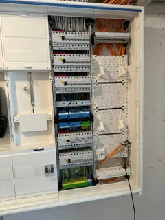 Arbeitsbeispiel: Geöffneter Verteiler