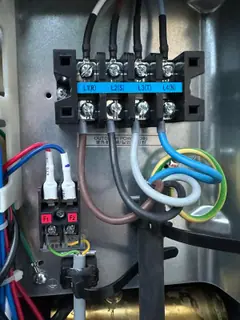 Arbeitsbeispiel: Anschlussklemmen