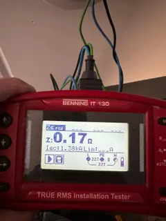 Arbeitsbeispiel: Messgerät bei der Installationsprüfung